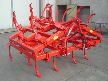 three rows cultivator with 25 vibrating square anchors sec. 30