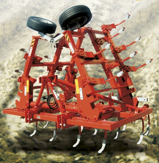 Three rows cultivator with 29 vibrating square anchors