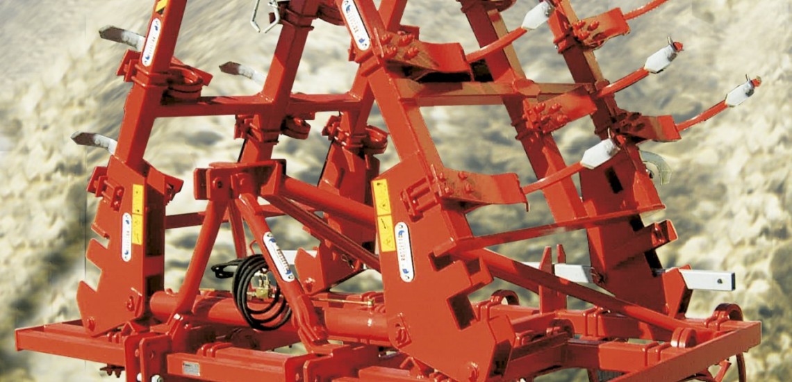 Three rows cultivator with 29 vibrating square anchors