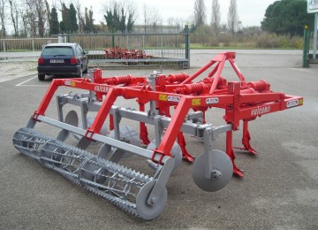 vulcano cultivator with 7 anchors and toothed roller